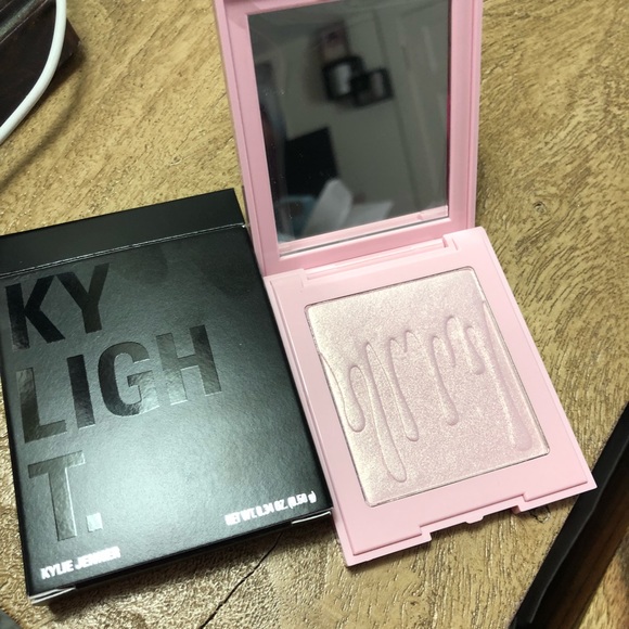 Kylie cosmetics ✨ PRINCESS PLEASE HIGHLIGHTER - Picture 2 of 6
